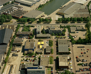 822177 Luchtfoto van het bedrijfscomplex van het Gasbedrijf Centraal Nederland (Atoomweg 52) te Utrecht, uit het ...